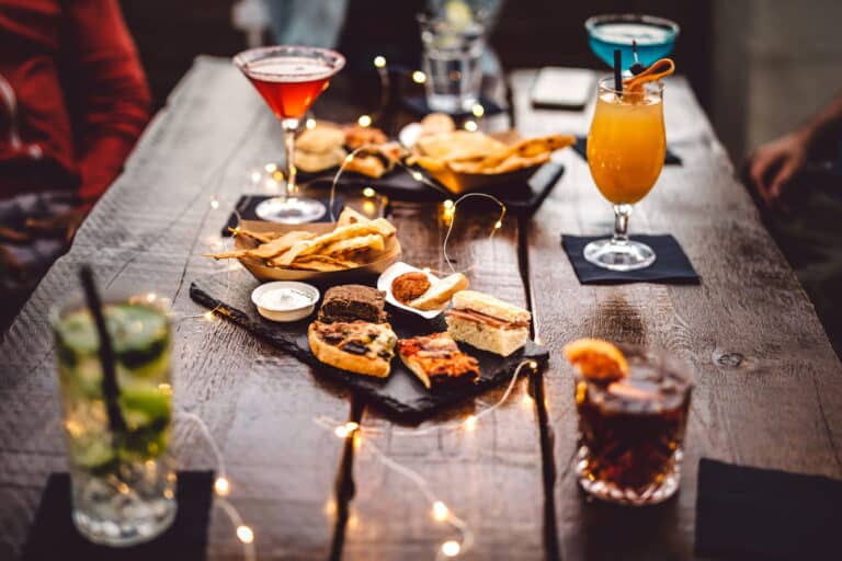 The Best Cheap Food and Drinks in Las Vegas When You’re on a Budget 1 Dining in downtown Las Vegas, the food is full of various foods and drinks.