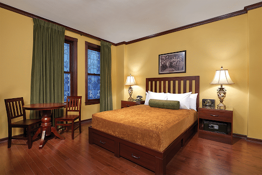 A standard room at Hotel Apache.